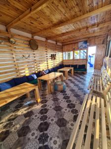 依索安LAFAMILIA SURF imsouane的小屋内带长椅和桌子的房间