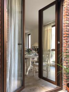 安特卫普Giorgio的客厅配有大镜子和桌子