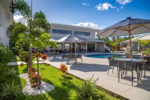 塞古罗港SunBahia Praia Hotel的一个带桌椅的庭院和一个游泳池