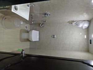 孟买Royal Dormitory的一间带水槽和镜子的浴室