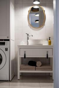 索普隆Cesar Apartman的一间带水槽和洗衣机的浴室