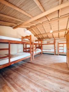 卡拉伊瓦Caramuru Hostel Caraíva的配有木制天花板的客房内的一组双层床