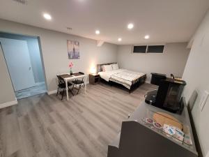 多伦多Guest House Basement - Master Bedrooms in Bayview Village的一间卧室配有一张床和一张书桌及电视