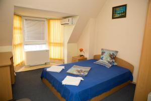 桑丹斯基德瓦酒店的一间卧室配有蓝色的床和毛巾