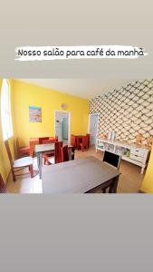 萨尔瓦多Hostel Sol da Barra的一间带桌椅的用餐室