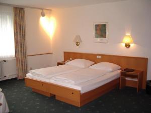 Hotel Bitburg客房内的一张或多张床位