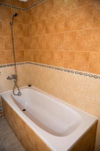 桑丹斯基德瓦酒店的带浴缸的浴室