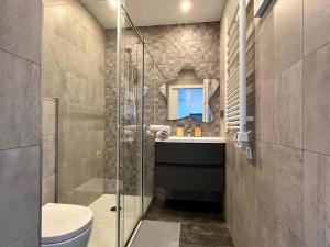 帕斯底拉卡萨Prime Loft ANDORRA的带淋浴、卫生间和盥洗盆的浴室
