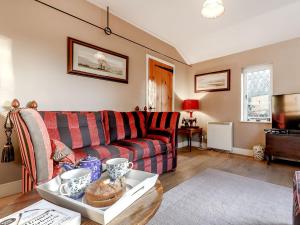 WetheringsettManor Cottage Bungalow的客厅配有沙发和桌子