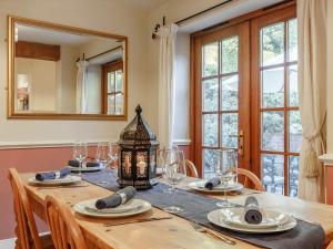 WetheringsettManor Cottage Bungalow的餐桌,带玻璃杯和镜子