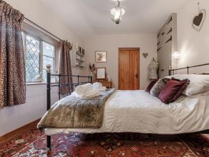 WetheringsettManor Cottage Bungalow的一间卧室设有一张大床和一个窗户。