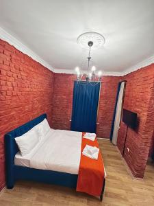 伊斯坦布尔St Moscow Taksim By Emmy的一间卧室设有一张床和红砖墙