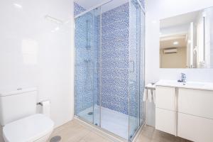贝尼多姆Apartamentos La Rosita Old Town的浴室设有玻璃淋浴间、卫生间和水槽。