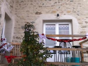 Saint-AppolinaireLe domaine des Terres的一间设有桌子和窗户的客房