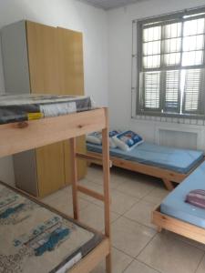 阿雷格里港Hostel Cachoeira的客房设有三张双层床和一扇窗户。
