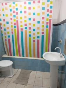 阿雷格里港Hostel Cachoeira的浴室设有淋浴帘、卫生间和水槽