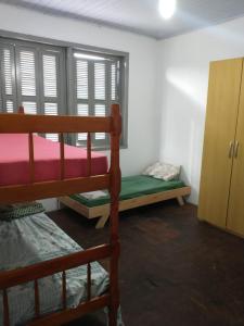 阿雷格里港Hostel Cachoeira的客房设有两张双层床和一扇窗户。