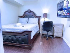InnisfilWELCOME TO PREMIUM LIVING PLACE / 2 BEDROOMS SUITE的一间卧室配有一张床、一张桌子和一把椅子