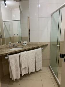 里约热内卢Hotel Atlântico Tower的浴室配有盥洗盆、镜子和毛巾