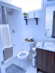 InnisfilWELCOME TO PREMIUM LIVING PLACE / 2 BEDROOMS SUITE的白色的浴室设有卫生间和水槽。