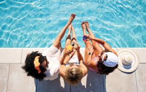 桑达斯基Sawmill Creek by Cedar Point Resorts的三个女人躺在游泳池边