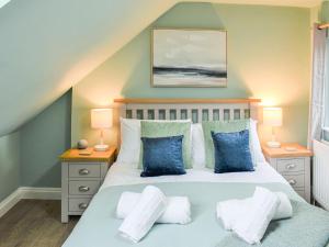 兰戈伦Ty Kinik的一间卧室配有一张带蓝色和白色枕头的床