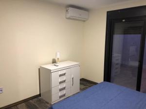 梅塞德斯Apartamento céntrico 3 Edificio picazzo en Mercedes Uruguay的一间卧室配有一张床和一个梳妆台,配有空调