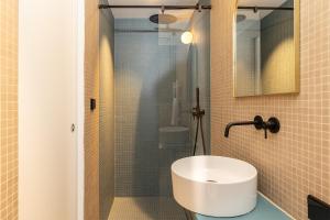 柏林95sqm 4 room maisonette apt near center & PrenzlB的一间带水槽和淋浴的浴室