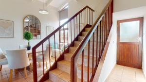 绍斯布鲁姆San Lameer Style by Top Destinations Rentals的房屋内的楼梯,配有桌子和椅子