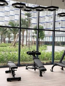 金兰市Seaview Cam Ranh Home的一间健身房,在大窗户前摆放着一束椅子