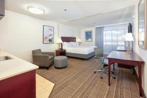 圣玛丽亚Holiday Inn & Suites Santa Maria, an IHG Hotel的配有一张床和一张书桌的酒店客房