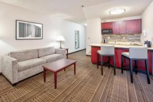 圣玛丽亚Holiday Inn & Suites Santa Maria, an IHG Hotel的带沙发的客厅和厨房