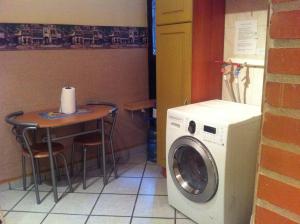 NaguanaguaCómodo apartamento en Naguanagua的厨房配有桌子和洗衣机。
