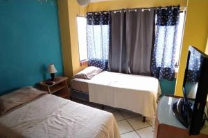 NaguanaguaCómodo apartamento en Naguanagua的一间卧室设有两张床和窗户。
