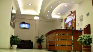 杜伊塔马Hotel Santris的一间医院大堂,天花板上配有电视