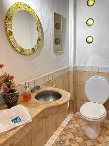 普尔马马尔卡Chilcagua的一间带水槽、卫生间和镜子的浴室