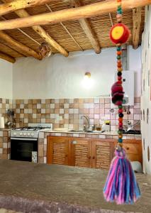 普尔马马尔卡Chilcagua的厨房配有木制橱柜和台面