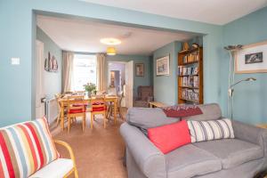 莱斯顿40 Buller Road - Aldeburgh Coastal Cottages的带沙发的客厅和用餐室