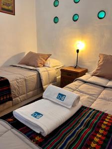 普尔马马尔卡Chilcagua的一间设有两张床铺和毛巾的房间