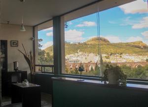 萨卡特卡斯Hotel Alika的客房设有山景大窗户。