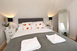 巴斯洛荒地景致旅馆的卧室配有一张带两个枕头的大白色床