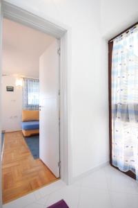 拉维尼Apartments with a parking space Ravni, Labin - 7674的一间房间,设有通往卧室的门