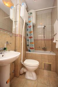 伊齐齐Apartments by the sea Ika, Opatija - 3426的浴室配有卫生间、盥洗盆和浴缸。