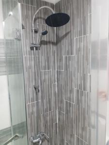 塞维利亚Casa Salma的浴室内配有淋浴和头顶淋浴