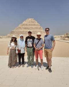 开罗Kenzy guest house的一群站在金字塔前的人
