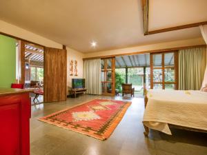 坎古Villa Desa Roro Dua的一间卧室设有一张床和一间客厅。