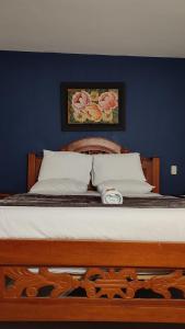 巴兰基亚Hotel Dorado Barranquilla的一间卧室配有一张壁画床