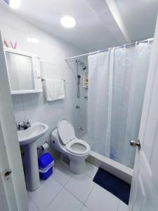 卡塔赫纳Apartamento en Casa Dandy的浴室配有卫生间、淋浴和盥洗盆。