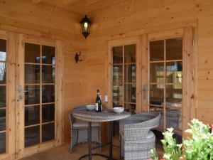 SalinePinewood Cabin的小屋内带桌椅的天井