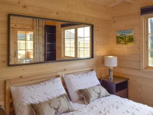SalinePinewood Cabin的一间卧室配有一张位于楼上的镜子